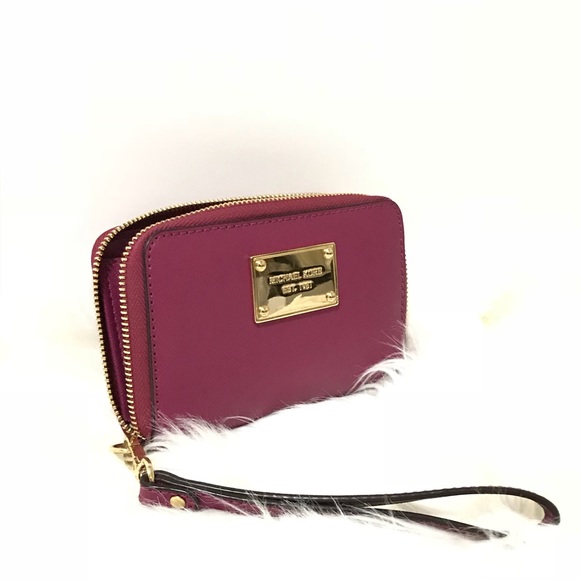 Michael Kors Handbags - Michael kors wristlet